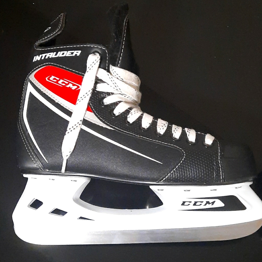 CCM INTRUDER ICE SKATE SHOES